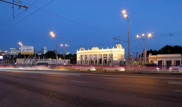 Hlavní vchod z Gorkého parku v Moskvě, Rusko (Noční scéna). Napsáno v ruštině na oblouku: pořadí Lenin Central parku kultury a odpočinku s názvem A. M. Gorkij a mnoha nápisy s názvy výstav v parku — Stock fotografie