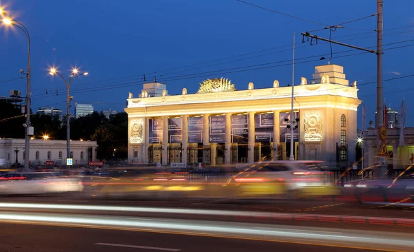 Gorky Park, Moszkva, Oroszország (éjszakai nézet) főbejáratától. Írott-ban orosz boltozata: a rendelés Lenin Central Park a kultúra és a többi elemzi A. M. Gorkij és sok feliratok a nevét a kiállítások a parkban — Stock Fotó