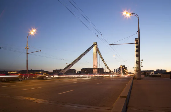 Most Krymski lub most Krymski (noc) jest stalowy most wiszący w Moskwie, Rosja. Przęseł metrów Moskva rzeki 1800 na południowy zachód od Kremla — Zdjęcie stockowe