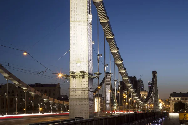 Krymsky bridge oder Krimbrücke (Nacht) ist eine stählerne Hängebrücke in Moskau, Russland. Die Brücke überspannt den Fluss Moskva 1800 Meter südwestlich vom Kreml — Stockfoto