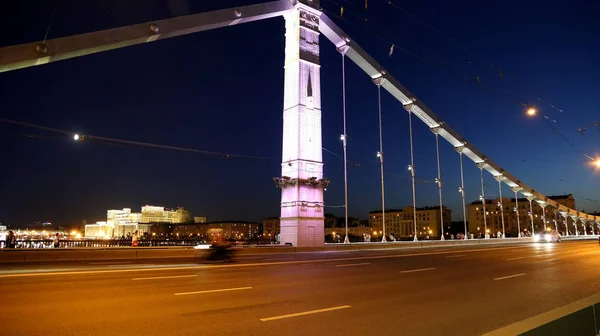 Krymsky Bridge of Krim Bridge (nacht) is een stalen hangbrug in Moskou, Rusland. De brug overspant de Moskva rivier 1800 meter ten zuidwesten van het Kremlin — Stockfoto