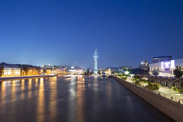 総裁 (モスクワ) 河川堤防と Piter 渇き記念碑、ロシア (夜景) — ストック写真