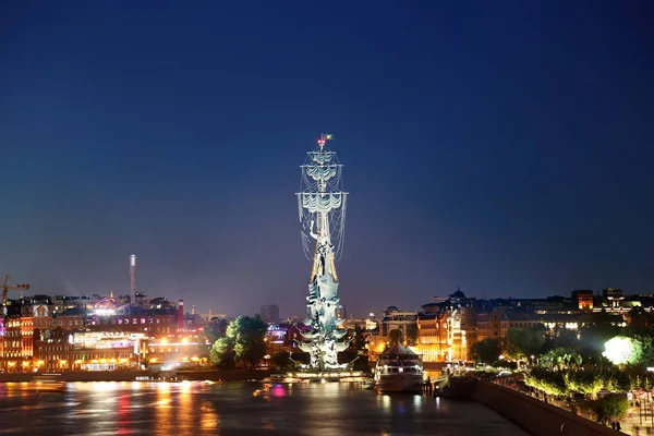Moskow (Moskva) River embankment and the Piter the Thirst Monument, Russia (Night view) — Stock Photo, Image