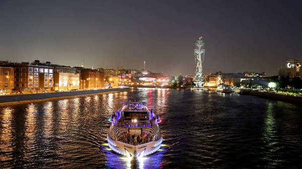 Terraplén del río Moskow (Moskva) y el monumento Piter the Thirst, Rusia (Vista nocturna ) — Foto de Stock