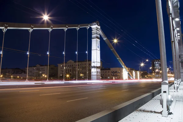 Кримський міст або міст Криму (ніч) є сталевий підвісний міст у Москві. Міст охоплює в Гостиница Москва річки 1800 метрів на південний захід від Кремля — стокове фото