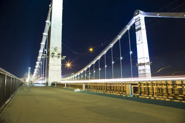 Krymsky ブリッジまたはクリミアのブリッジ (夜) はロシアのモスクワで鋼吊橋です。クレムリンからモスクワ川 1,800 メートル南西にまたがる橋 — ストック写真