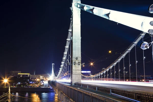 Le pont Krymsky ou pont de Crimée (nuit) est un pont suspendu en acier à Moscou, en Russie. Le pont enjambe la rivière Moskva à 1800 mètres au sud-ouest du Kremlin. — Photo