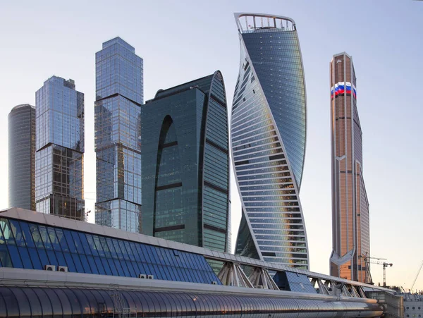 Centro Internacional de Negócios de Arranha-céus (Cidade) à noite, Moscou, Rússia — Fotografia de Stock