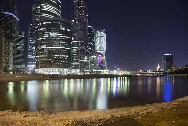 Felhőkarcolók nemzetközi üzleti központ (város), éjszakai, Moszkva, Oroszország — Stock Fotó
