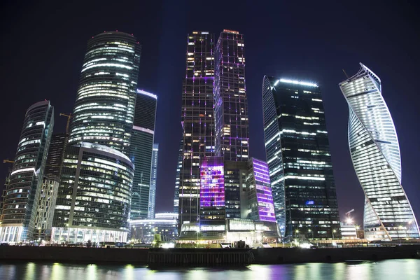 Mrakodrapy mezinárodní obchodní centrum (město) v noci, Moskva, Rusko — Stock fotografie