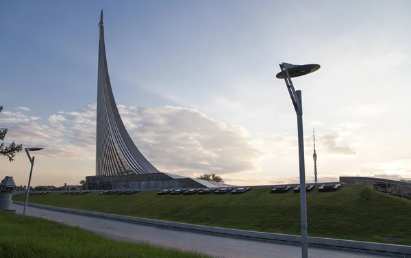 Conquistatori di spazio Monumento (Vista notturna) nel parco all'aperto del museo Cosmonautica, vicino al centro espositivo VDNK, Mosca, Russia — Foto Stock