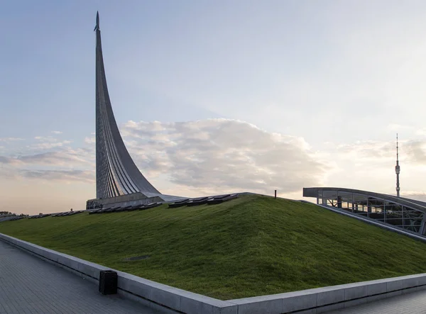 Monumento a los Conquistadores del Espacio (Vista nocturna) en el parque al aire libre del museo de cosmonáutica, cerca del centro de exposiciones VDNK, Moscú, Rusia — Foto de Stock