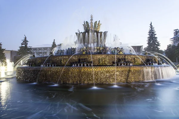 Fuente flor de piedra en VDNKh en Moscú. VDNKh (también llamado All-Russian Exhibition Center) es una feria comercial permanente de propósito general en Moscú, Rusia. — Foto de Stock