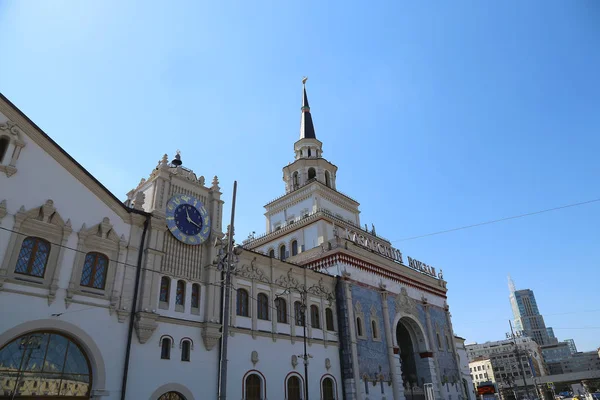 Yaroslavsky järnvägsstation byggnad, Moskva, Ryssland--är en av nio stora järnvägsstationer i Moskva, belägen på Komsomolskaja Square. — Stockfoto