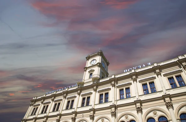 Fassade historisches Gebäude des leningradsky Bahnhof -- ist einer der neun wichtigsten Bahnhöfe von Moskau, Russland — Stockfoto