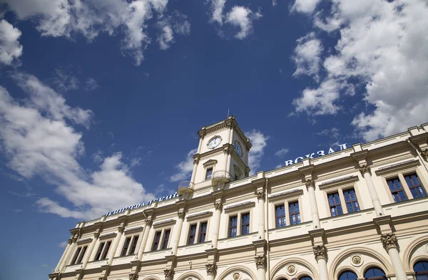 Gevel historische gebouw van het spoorwegstation Leningradsky--is een van de negen belangrijkste treinstations van Moskou, Rusland — Stockfoto