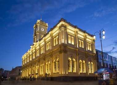 Cephe tarihi Bolshaya tren istasyonu (gece) bina - Moskova, Rusya'nın dokuz ana tren istasyonları biridir.