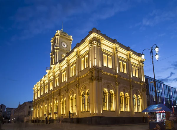 歴史的なファサードの Leningradsky 駅 (夜) の建物 - モスクワ、ロシアの 9 つの主要鉄道駅の一つです。 — ストック写真