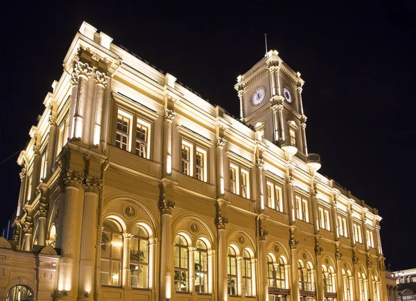 Facade historiska byggnad av Leningradsky järnvägsstationen (natt)--är en av de nio viktigaste järnvägsstationerna, Ryssland — Stockfoto