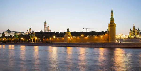 Kremlin van Moskou en de Moskou-rivier (per nacht), Rusland. UNESCO werelderfgoed — Stockfoto