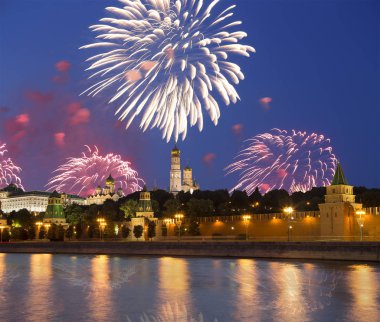 Moskova kremlin ve Moskova Nehri üzerinde havai fişek. Moscow, Rusya Federasyonu