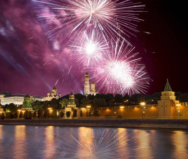 Moskova kremlin ve Moskova Nehri üzerinde havai fişek. Moscow, Rusya Federasyonu