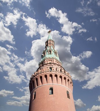 Moskova Kremlin manzarası güneşli bir günde, Rusya... Moskova mimarisi ve simgesi, Moskova şehir manzarası.  