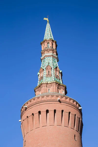 Veduta del Cremlino di Mosca in una giornata di sole, architettura e punto di riferimento russo-moscovita, paesaggio urbano di Mosca — Foto Stock