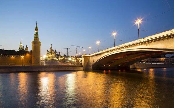 Mosca Cremlino e il fiume Mosca (di notte), Russia. Patrimonio Mondiale UNESCO — Foto Stock