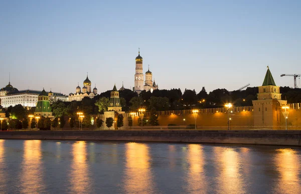 Moscú Kremlin y el río Moscú (por la noche), Rusia. Patrimonio de la Humanidad UNESCO — Foto de Stock