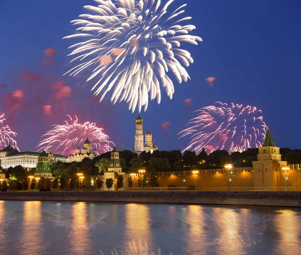 Πυροτεχνήματα πάνω από το Κρεμλίνο της Μόσχας και του ποταμού Μόσχα. Μόσχα, Ρωσία — Φωτογραφία Αρχείου