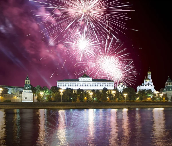 Fajerwerki na Kreml i rzeki Moskwy. Moscow, Federacja Rosyjska — Zdjęcie stockowe