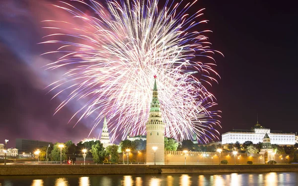 Fuegos artificiales sobre el Kremlin de Moscú y el río Moscú. Moscú, Rusia —  Fotos de Stock