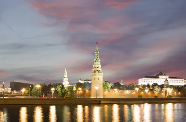 Moscú Kremlin y el río Moscú (por la noche), Rusia. Patrimonio de la Humanidad UNESCO — Foto de Stock