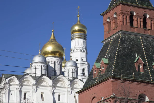 Veduta del Cremlino di Mosca in una giornata di sole, architettura e punto di riferimento russo-moscovita, paesaggio urbano di Mosca — Foto Stock