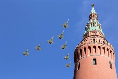 Rus askeri uçak oluşumunda Moskova Kremlin uçmak zafer günü yürüyüşü sırasında Rusya Federasyonu