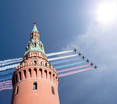 Rus askeri uçak oluşumunda Moskova V sırasında uçmak