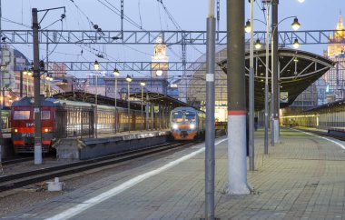 Kiyevskaya tren istasyonu (Kiyevsky demiryolu terminali, Kievskiy vokzal) gece--Moskova, Rusya'nın dokuz ana tren istasyonları biridir  