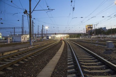 Kiyevskaya tren istasyonu (Kiyevsky demiryolu terminali, Kievskiy vokzal) gece--Moskova, Rusya'nın dokuz ana tren istasyonları biridir  