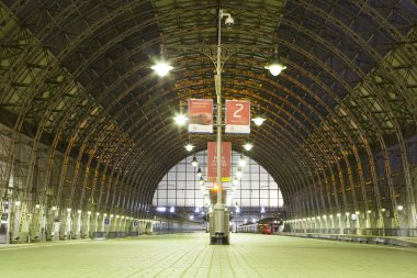 Kiyevskaya tren istasyonu (Kiyevsky demiryolu terminali, Kievskiy vokzal) gece--Moskova, Rusya'nın dokuz ana tren istasyonları biridir  