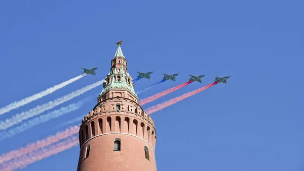 Russian military aircrafts fly in formation over Red Square duri — Stock Photo, Image