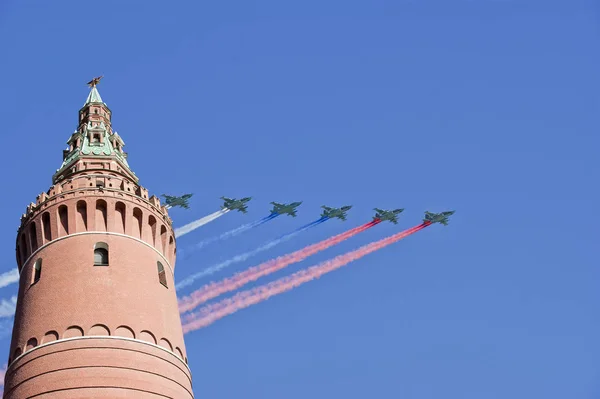 Aeronaves militares russas voam em formação sobre Red Square duri — Fotografia de Stock