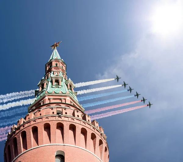 Russische militaire vliegtuigen vliegen in formatie over Moskou tijdens V — Stockfoto