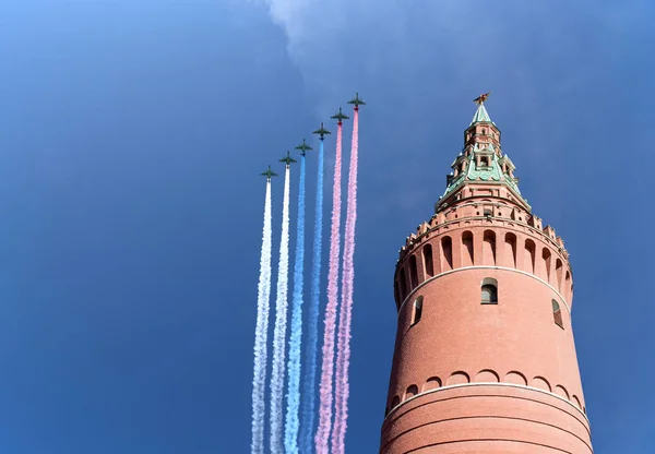 Gli aerei militari russi volano in formazione sopra il Cremlino di Mosca durante la parata del Giorno della Vittoria, Russia — Foto Stock