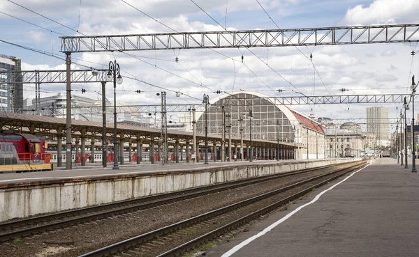 Treno sulla stazione ferroviaria di Kiyevskaya (Kiyevsky terminal ferroviario, Kievskiy vokzal) -- è una delle nove principali stazioni ferroviarie di Mosca, Russia — Foto Stock