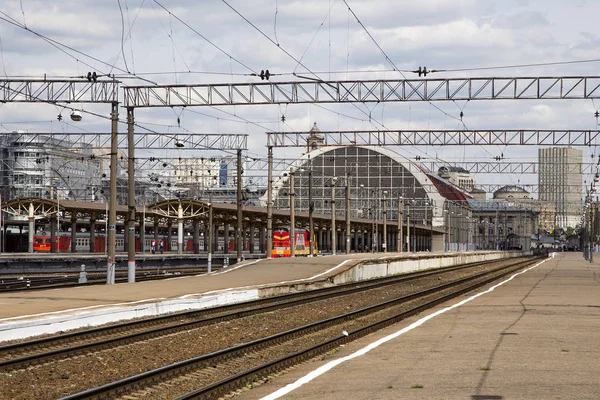 Treno sulla stazione ferroviaria di Kiyevskaya (Kiyevsky terminal ferroviario, Kievskiy vokzal) -- è una delle nove principali stazioni ferroviarie di Mosca, Russia — Foto Stock