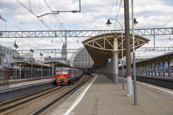 Treno sulla stazione ferroviaria di Kiyevskaya (Kiyevsky terminal ferroviario, Kievskiy vokzal) -- è una delle nove principali stazioni ferroviarie di Mosca, Russia — Foto Stock