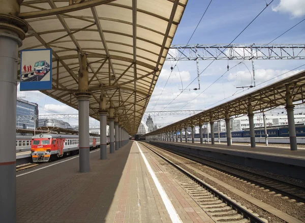 Vlak na Kiyevskaya nádraží (Kyjevské železniční terminál, Kievskiy vokzal) – je jedním z devíti hlavní železniční stanice, Moskva, Rusko — Stock fotografie