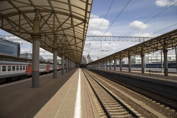 Train sur la gare de Kievskaïa (terminal ferroviaire Kievsky, Kievskiy vokzal) est l'une des neuf principales gares de Moscou, Russie — Photo