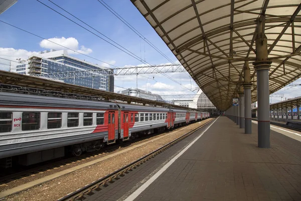 Tren en la estación de tren de Kiyevskaya (terminal de ferrocarril de Kiyevsky, Kievskiy vokzal) es una de las nueve principales estaciones de tren de Moscú, Rusia — Foto de Stock